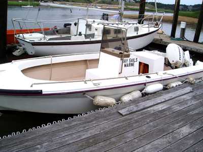 Bay Sails 19' Alcar rental boat at the dock